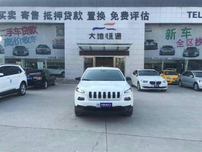 探究2014款進口自由光都市版 二手市場中的白色座駕與專業洗掃車的對比分析